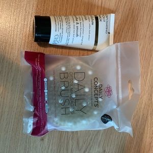 Exfoliating foot mask & daily massaging brush